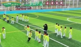 校园足球表演视频,活力四溢的青春对决瞬间