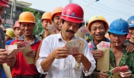 农民工遭歧视商场视频,农民工遭商场歧视，公共场所公平待客何在？