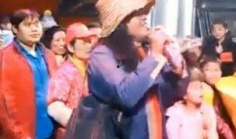 网络广西乞丐唱歌视频,乞丐歌手的动人旋律