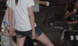 女人用光脚勾男人视频,视频见证女人与男人间的微妙情感