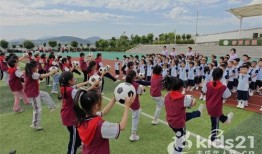 校园足球表演视频,活力四溢的青春对决瞬间